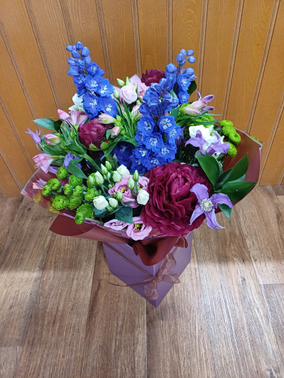 Summer Colour - A beautiful mix of summer flowers, presented in an aqua bubble and a pretty box.
Flowers and colours may vary.