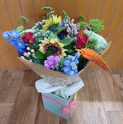 Autumn Vibes - A beautiful mix of autumn flowers, presented in an aqua bubble and a pretty box.
Flowers and colours may vary.