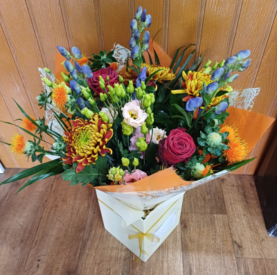 Autumn Magic - A beautiful mix of autumn flowers, presented in an aqua bubble and a pretty box.
Flowers and colours may vary.